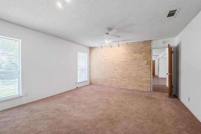 Building Photo - 10604 School House Ln