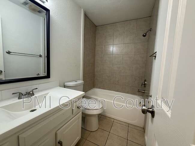 Building Photo - 1203 W Austin St