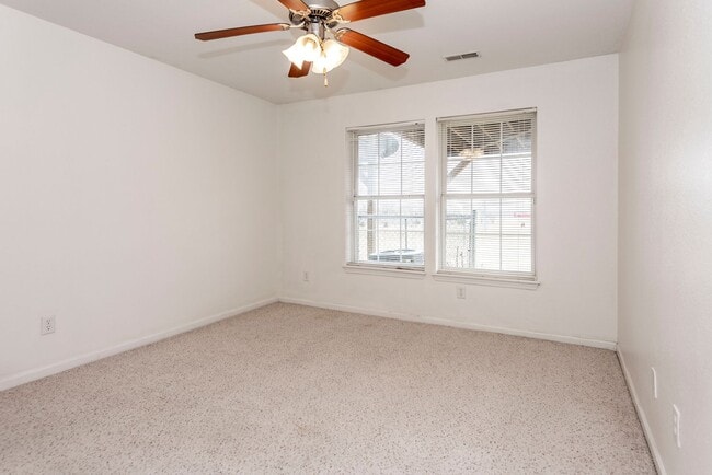Building Photo - Spacious Duplex with Fenced Yard