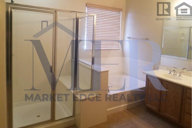 Building Photo - 4Bed/2.5Bath House at Litchfield/Greenway!...