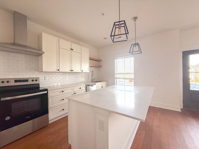 Building Photo - 4-Bedroom HOA Townhome with Pool Access Near Downtown Cookeville