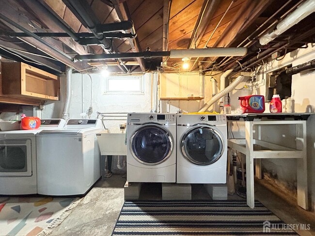 Building Photo - 104 Thompson St