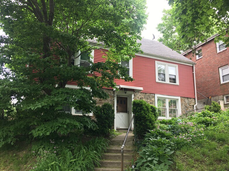 Primary Photo - 3 Oakland Pl