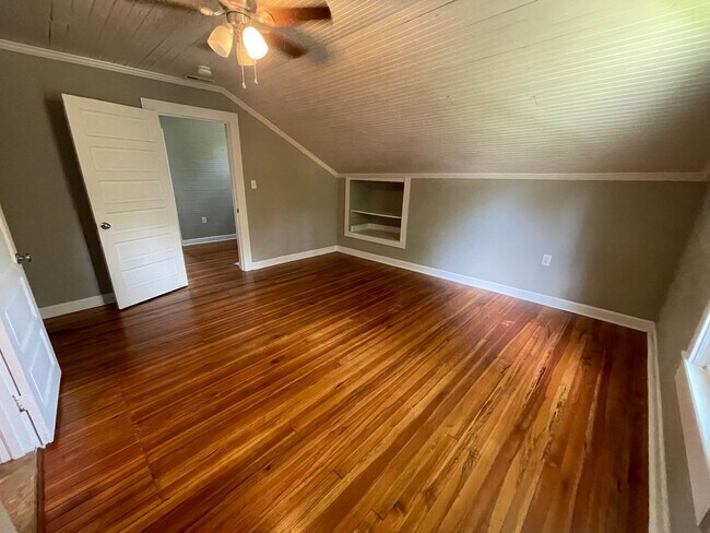 Building Photo - Stunning, renovated 7br home in the heart ...