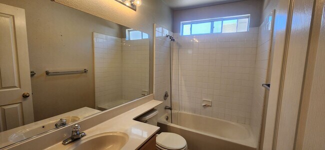 Building Photo - Wonderful 3 Bedroom Home in Desirable Laguna West Neighborhood