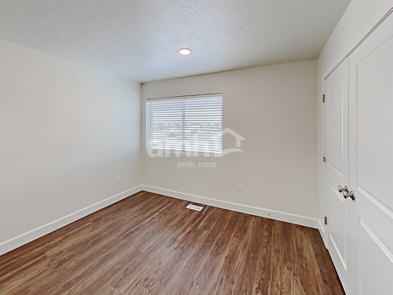 Building Photo - 1399 E Perelle Ln