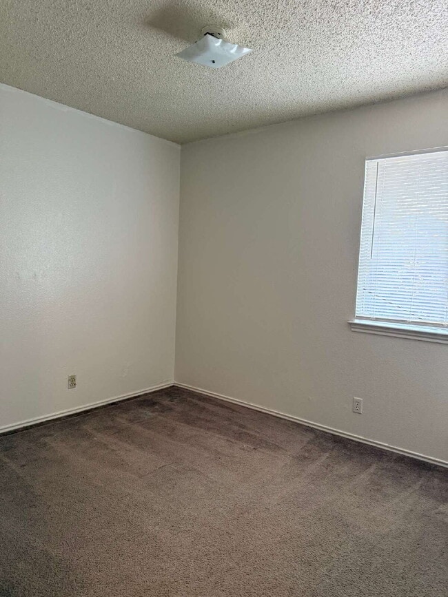 Building Photo - Affordable Three Bed/Two Bath in Leon Vall...