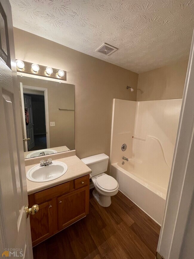 Building Photo - 100 Oak Hill Dr