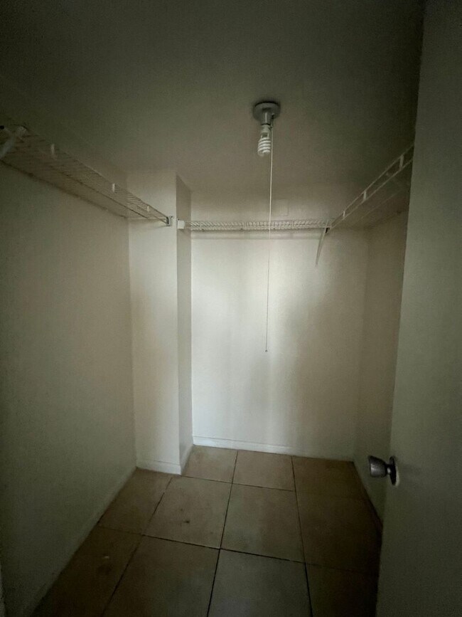 Building Photo - 4715