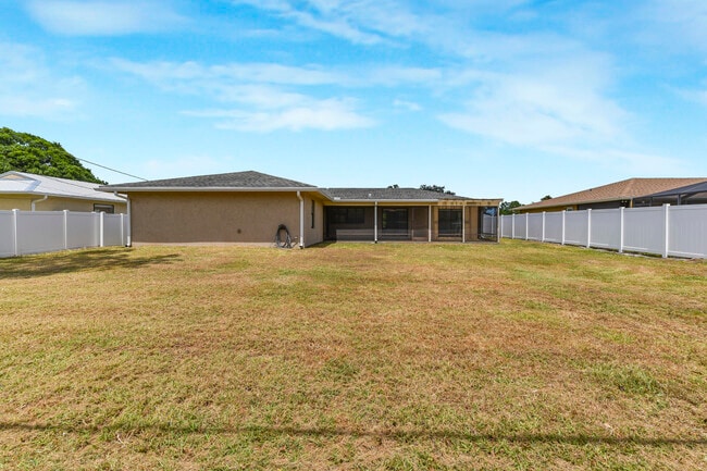 Building Photo - 1168 SE Clifton Ln