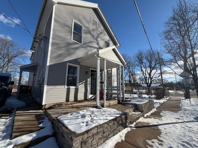 Building Photo - 1865 Fisher St