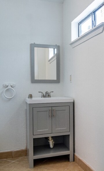 Building Photo - 811 Barrymore Blvd