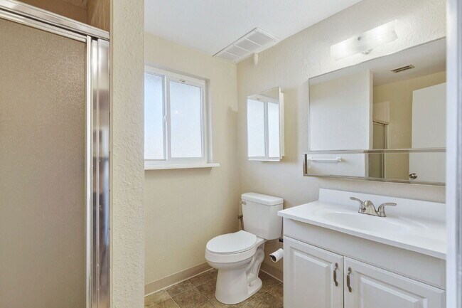 Building Photo - 1549 Sanderson Ave