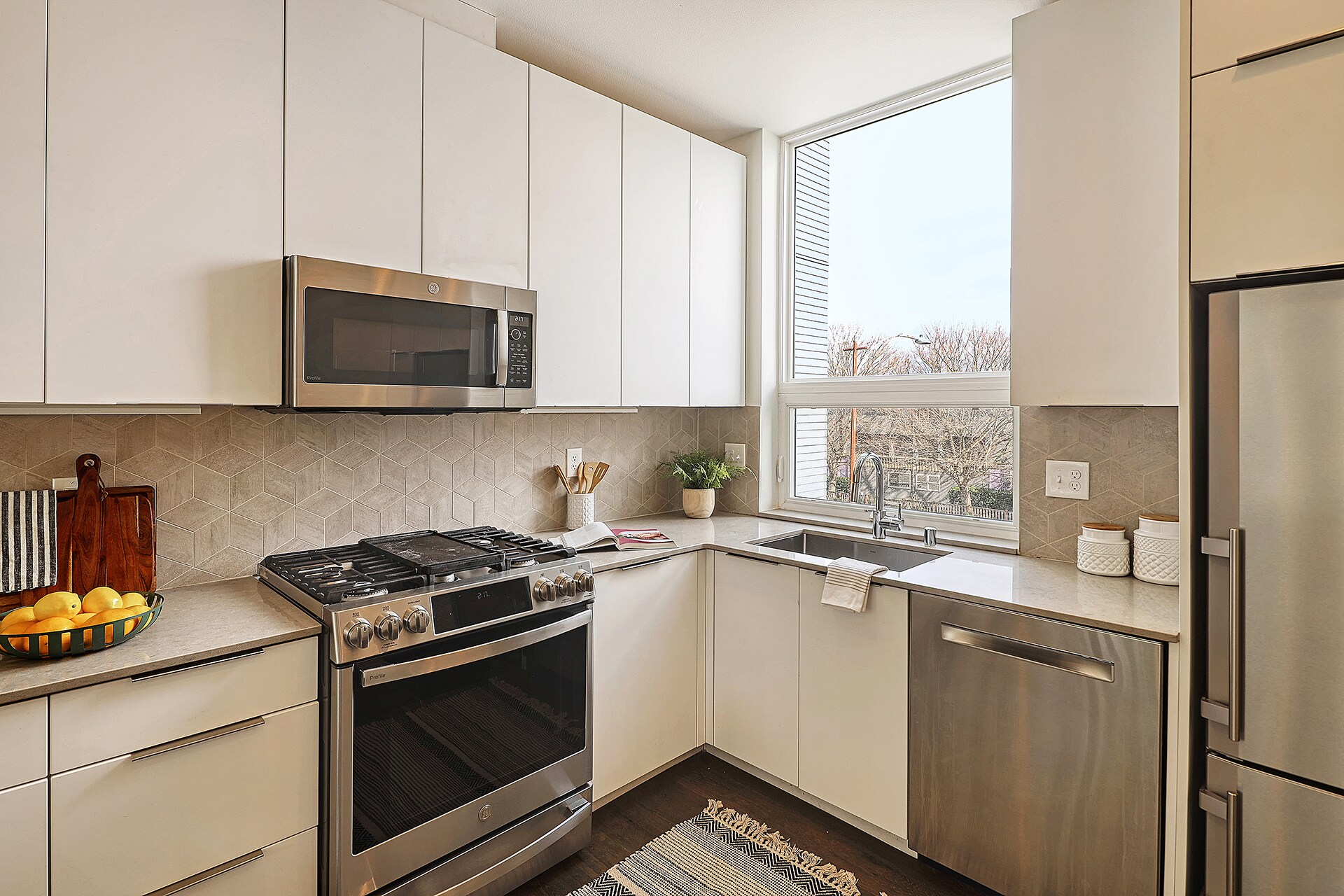 Modern clean lines, gas range, - 818 N 47th St