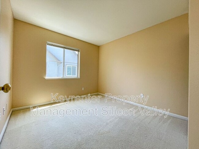Building Photo - 362 Flower Ln