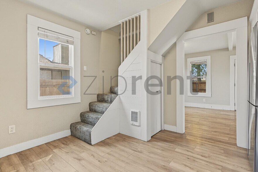 Building Photo - Unit