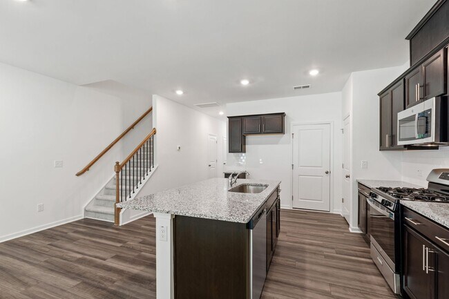 Building Photo - Updated 3BR Townhome with Pool and Spaciou...