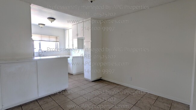 Building Photo - 1850 W Greenleaf Ave