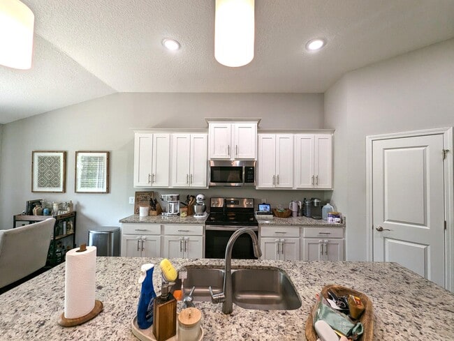 Building Photo - 1609 Ponderosa Dr