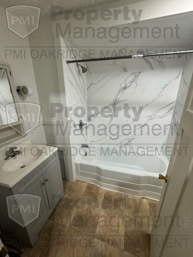 Building Photo - Lower Level 1 Bed 1 Bath Apartment