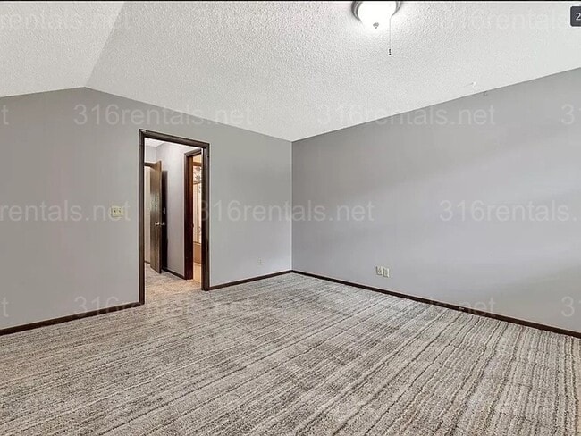 Building Photo - $1545 - 2 bed 2 bath - Duplex located in R...