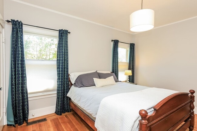 Building Photo - Furnished 1920 Craftsman Bungalow Available In The Dimond District!