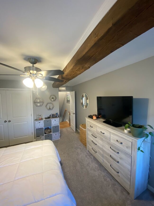 Building Photo - Beautifully Renovated 2 bedroom home with ...