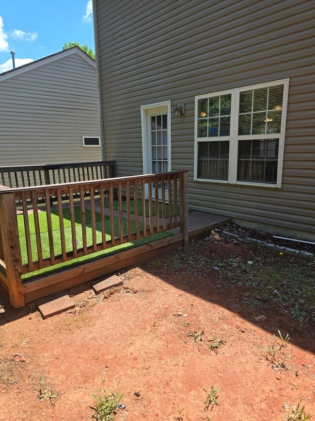 Building Photo - Located in Parkers Xing a home with 4BR/2....