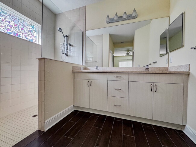 Building Photo - Nearly new 3 bedroom 2 bath home with an a...