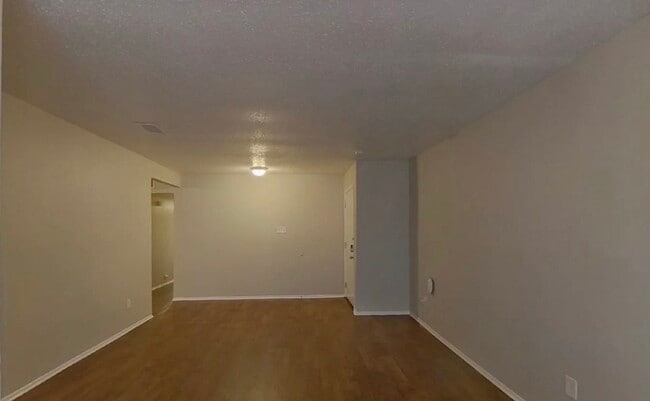 Building Photo - AVAILABLE NOW READY TO MOVE IN