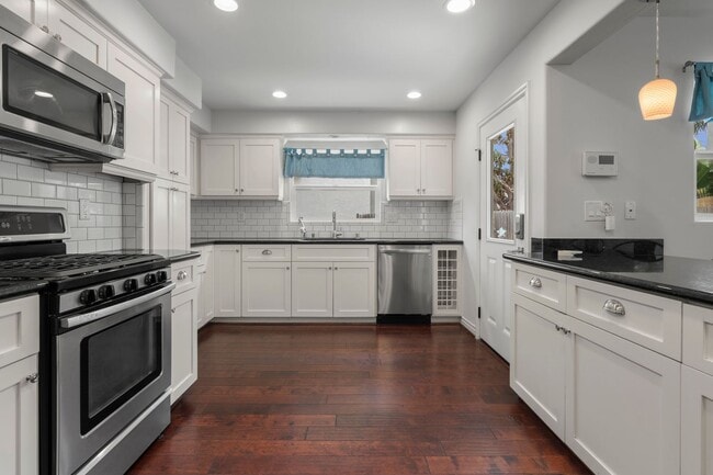 Building Photo - Crown Point 4Bed 3Bath (2 Primary suites) ...