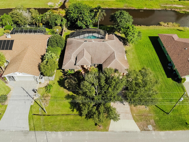 Building Photo - 409 SW Whitmore Dr