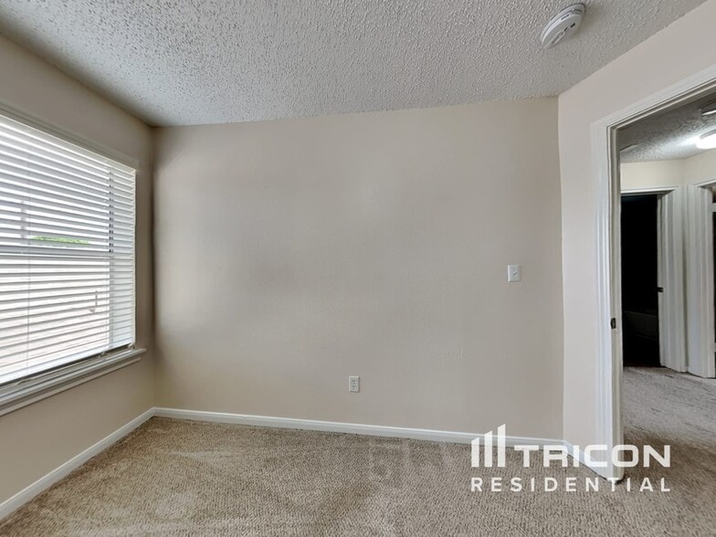 Building Photo - 3259 Jorns St