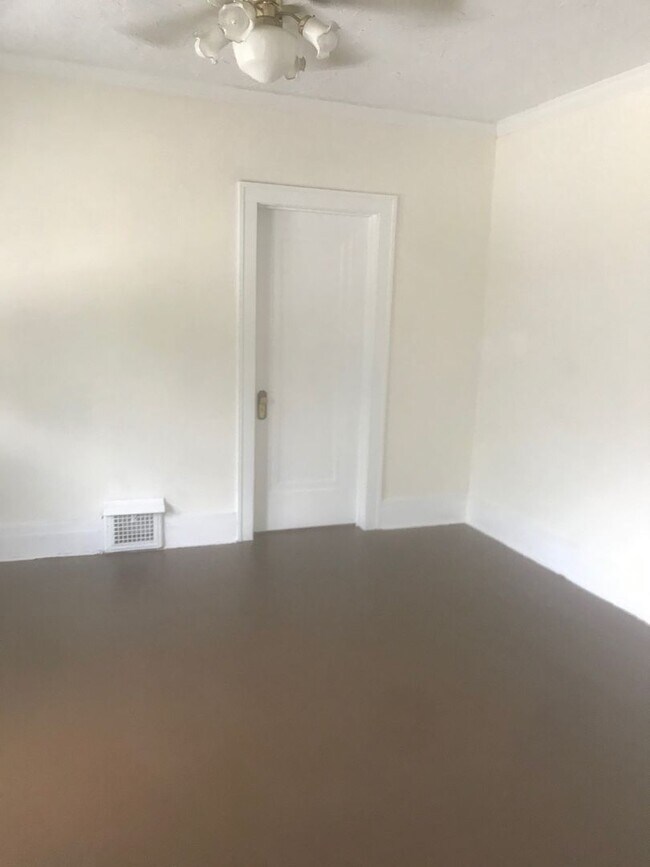 Building Photo - Spacious 3-Bedroom, 2-Bath First Floor  Ap...