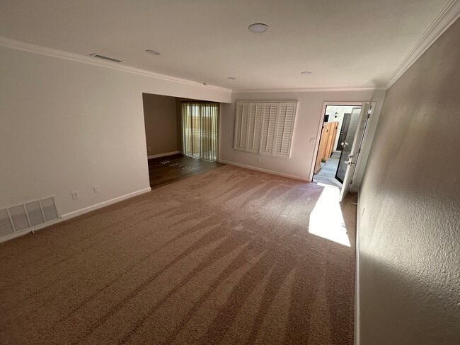 Building Photo - 2 story, 2 Bedroom, 1 bath condo for Rent - Move In Ready