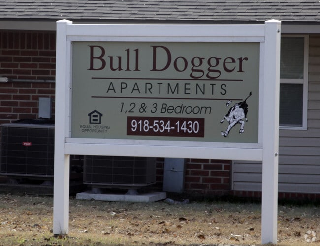 Building Photo - Bull Dogger Apartments