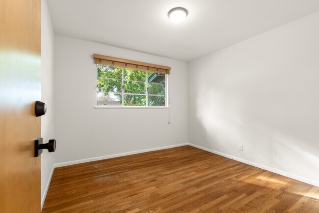 Building Photo - 5651 N Bryn Mawr St