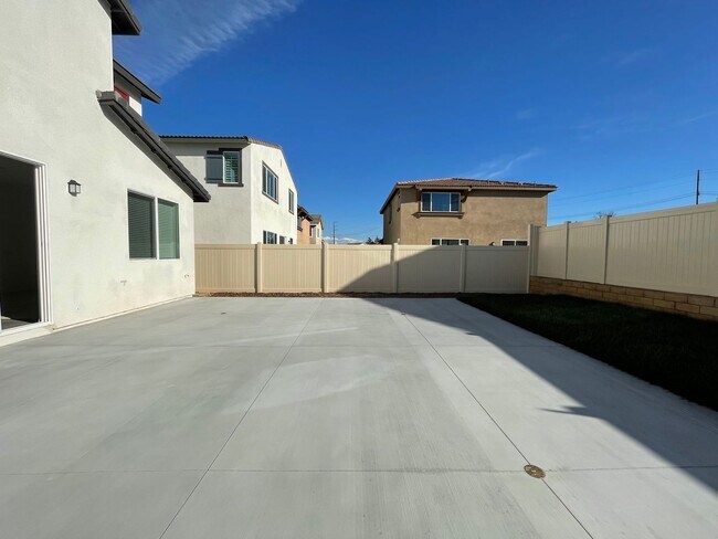 Building Photo - Beautiful Three Bedroom Two and a Half Bathroom Home in Murrieta!