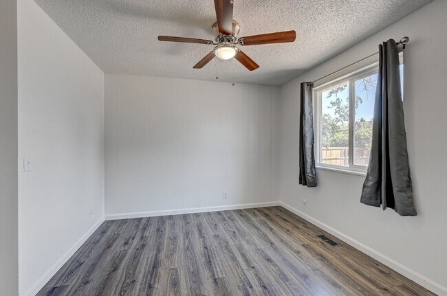 Building Photo - $2,900.00, 5 bed, 3 bath in Denver with Fi...