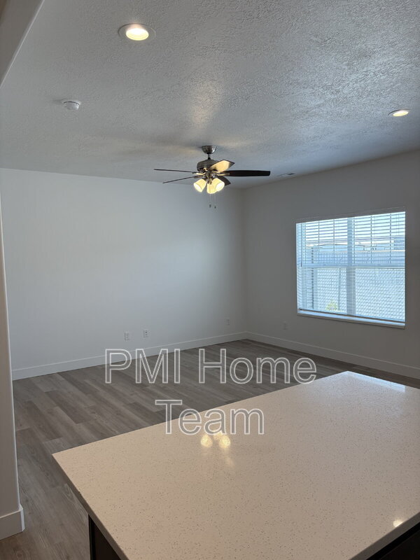 Building Photo - 614 W Cozy Ln