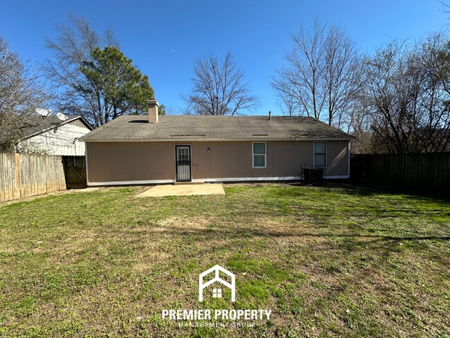 Building Photo - Charming 3BR/2BA Memphis Home w/ Vaulted Ceilings, Fireplace & Fenced Backyard