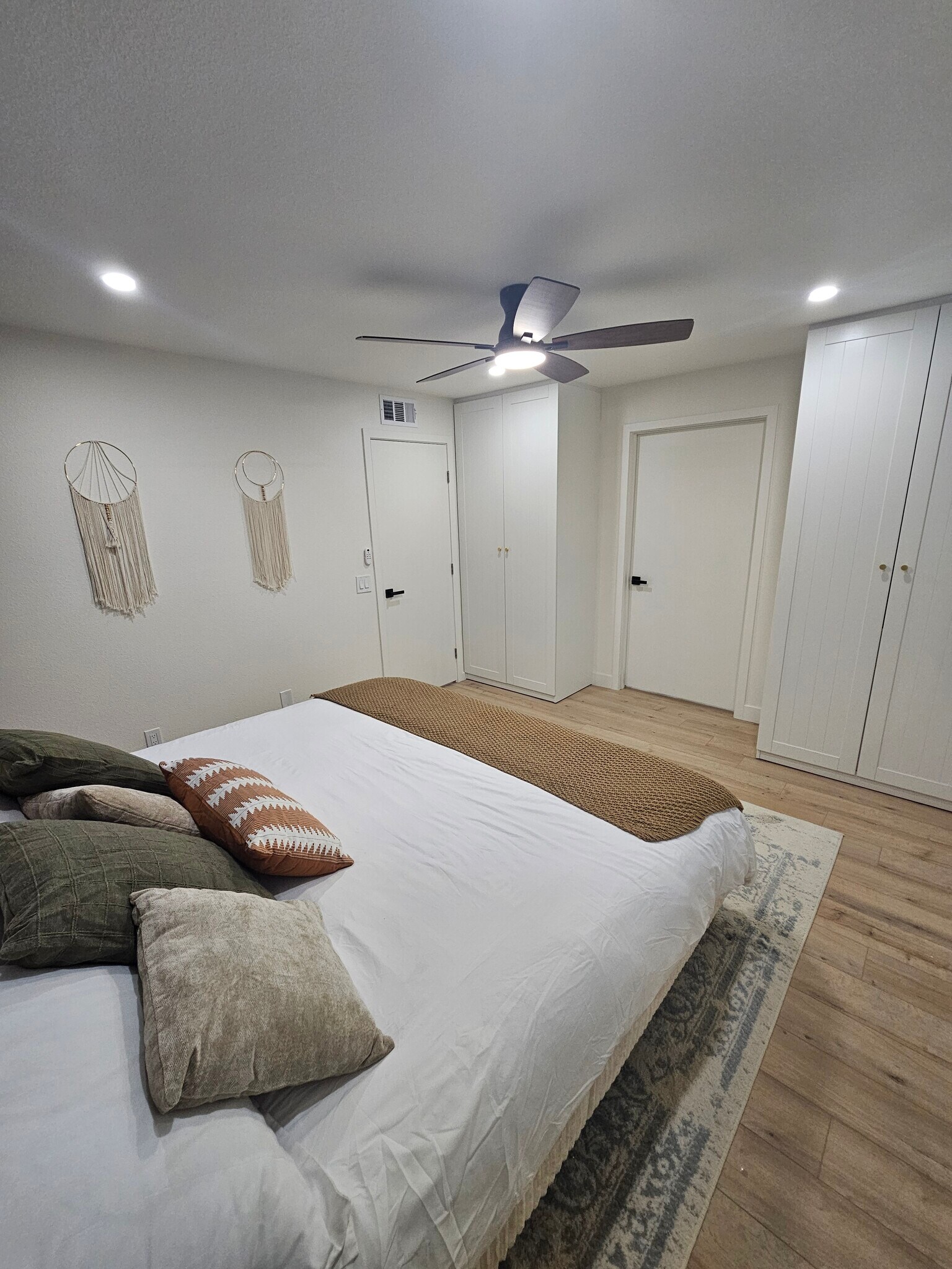 Building Photo - 266 E Via Escuela