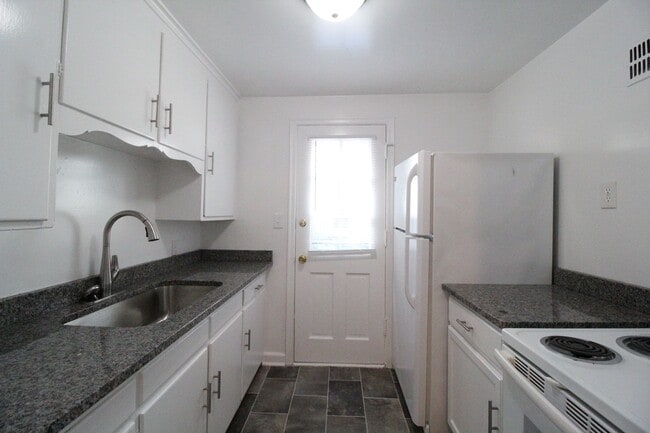 Building Photo - One Bedroom Duplex in North Kansas City