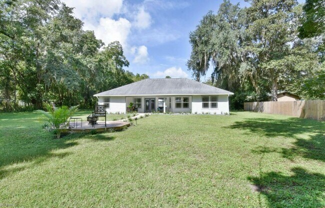 Building Photo - Stunning Home - Large Lot with 2 Car Garage!