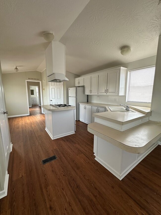 Building Photo - 2 Bed, 2 bath