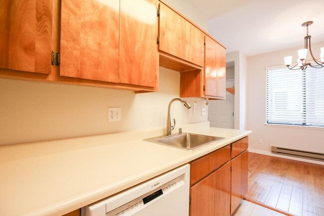 Building Photo - Richmond Marina Bay Condo In Gated Community