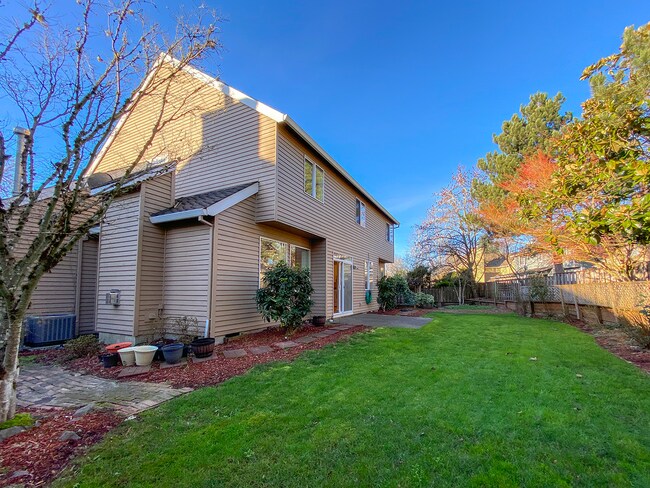 Building Photo - Stunning 4 Bed + 2.5 Bath House in Lake Oswego | Private Backyard, Open Floor Concept, Air Condit...