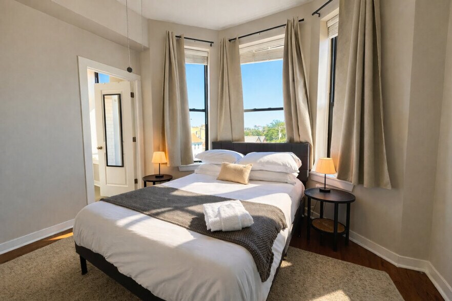 Building Photo - 736 N Throop St