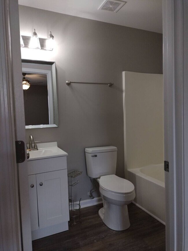 Building Photo - $200 Off Your First Full Month’s Rent!  Mo...