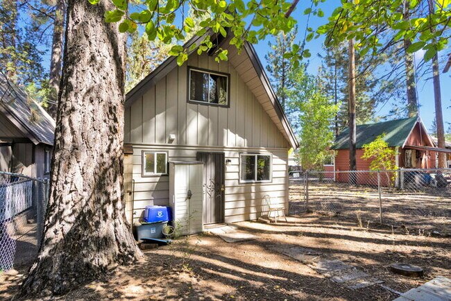 Building Photo - Remodeled 2 Bed / 1 Bath Near Bear Mountain & Golf Course